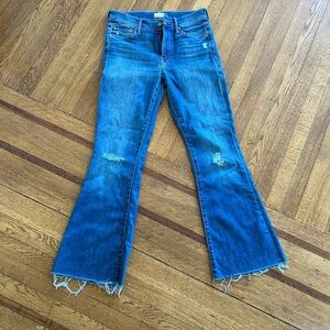 Mother. The Weekender Ankle Fray size 27. Medium wash. Flared bottom.